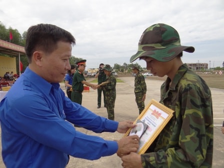 Các đồng chí lãnh đạo trao giấy chứng nhận hoàn thành khóa huấn luyện cho các học viên.