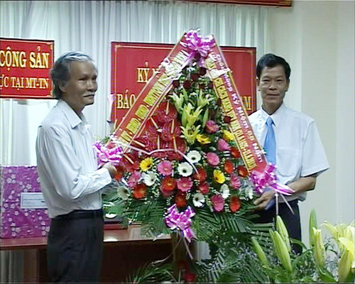 Phó Bí thư Thường trực Tỉnh ủy Nguyễn Văn Sỹ thăm, tặng hoa chúc mừng Tạp chí Cộng sản.