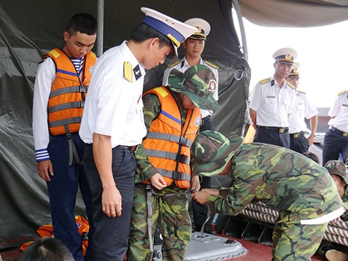 Học viên Học kỳ quân đội trong “Một ngày làm chiến sĩ hải quân”.