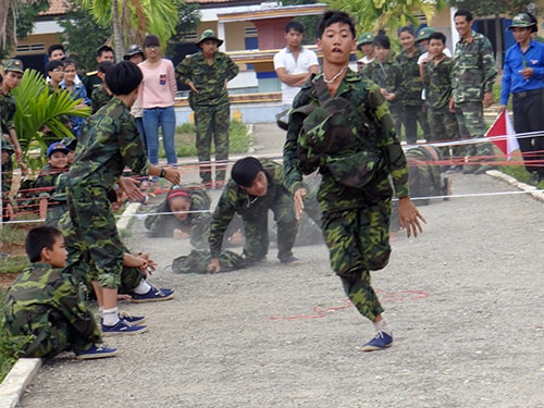 Rèn kỹ năng vượt vật cản.Ảnh: QUANG QUỲNH