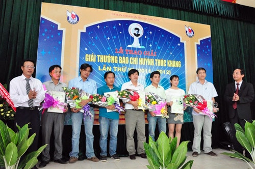 Trao thưởng các tác giả đoạt Giải thưởng báo chí Huỳnh Thúc Kháng lần thứ VI - 2012.