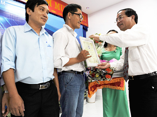 Phó Chủ tịch UBND tỉnh Trần Minh Cả trao giải nhất cho các tác giả.