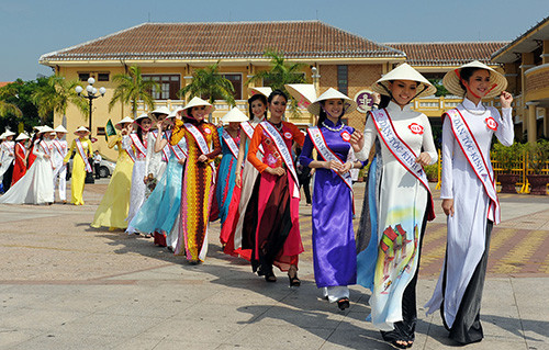 Hoa hậu các dân tộc Việt diễn tập diễu hành carnaval trong trang phục truyền thống. Ảnh: Hải Hoàng