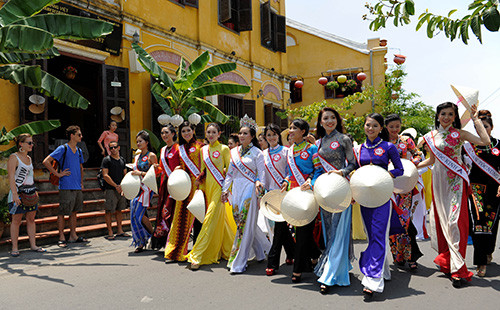 Hoa hậu các dân tộc Việt Nam diễn tập diễu hành carnaval trong trang phục truyền thống. Ảnh: Hải Hoàng