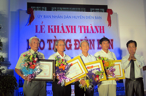 UBND huyện Điện Bàn tặng giấy khen cho các cá nhân có công sưu tầm, trao tặng các hiện vật.
