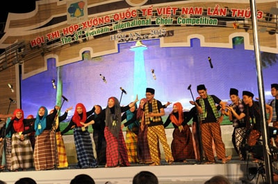 The Ondel-ondel song displayed by Indonesin choir trouepe was valued the most interesting item by the views.