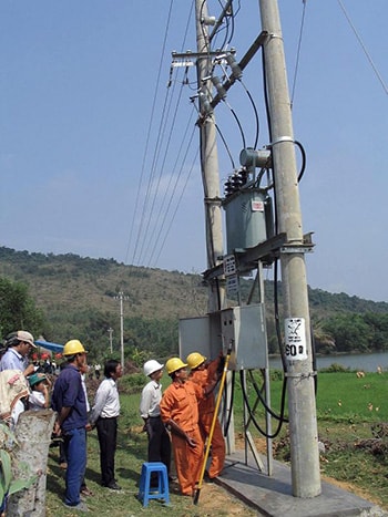 Công trình cấp điện cho xã Đăc Pre (Nam Giang) do Công ty Tân Bình thi công vừa nghiệm thu. Ảnh: T.L