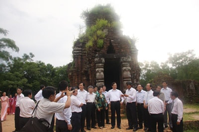 Thủ tướng Nguyễn Tấn Dũng trong lần về thăm Mỹ Sơn. Ảnh: MỘC MIÊN