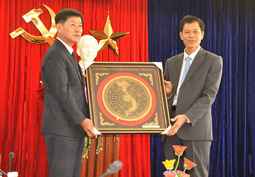 Phó Bí thư Thường trực Tỉnh ủy, Chủ tịch HĐND tỉnh Nguyễn Văn Sỹ tặng quà lưu niệm cho ông Lee Sonwoo- Nghị trưởng Hội đồng thành phố Yongin. 