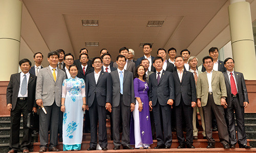 Các đại biểu HĐND tỉnh chụp hình lưu niệm với đại biểu thành phố Yongin. 