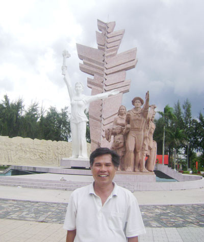 Tác giả trước tượng đài Đồng Khởi.Ảnh: Đ.Q
