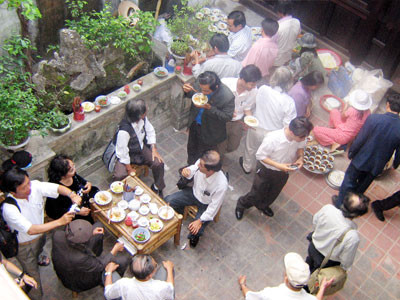 Bữa tiệc mì Quảng trong một nhà cổ ở Hội An.