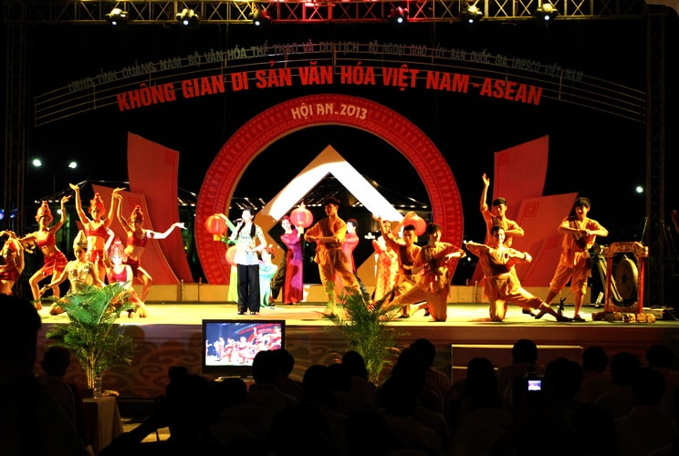 Tiết mục chào mừng của đơn vị chủ nhà Hội An.