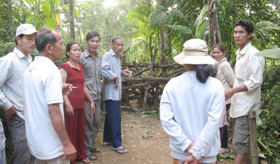 Người dân Tiên Cảnh phản ảnh vụ việc với phóng viên.Ảnh: D.LỆ