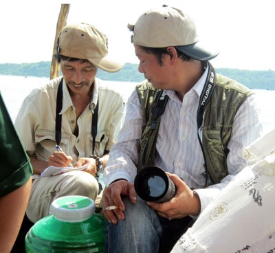 Nguyễn Đức Dũng và Nguyễn Cường “chia sẻ thông tin” trong một chuyến đi thực tế ở Núi Thành.Ảnh: P.C.A