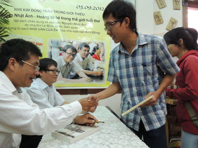 Lê Minh Quốc ký tặng sách Người Quảng Nam cho độc giả.