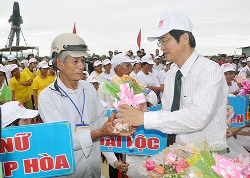 Phó Chủ tịch Thường trực UBND tỉnh Nguyễn Ngọc Quang tặng hoa động viên các thuyền đua.