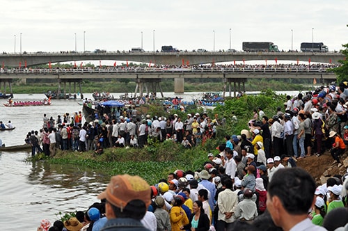 Khá đông khán giả dự xem.