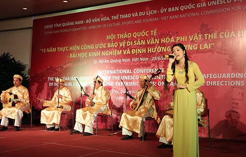 Biểu diễn đờn ca tài tử - một loại hình văn hóa phi vật thể của Việt Nam đang đệ trình UNESCO công nhận.