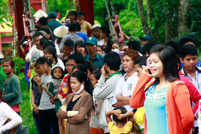 Du khách say sưa với lễ hội.