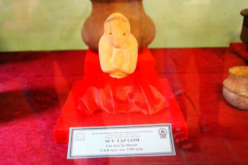 Sa Huynh pottery-around 2,300years ago.