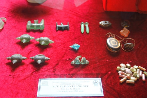 Jewelries of Sa Huynh civilization-around 2,300 years ago.