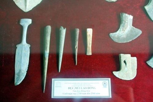 Copper daggers of  Dong Son civilisation.