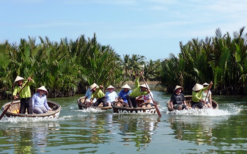 Du khách khám phá rừng dừa nước Cẩm Thanh. Ảnh: MINH HẢI