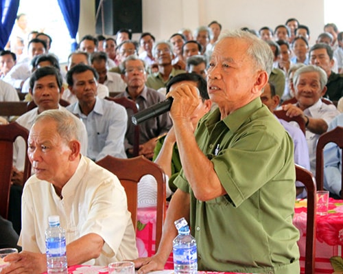 Cử tri Lê Yến xã Duy Tân có ý kiến nên đưa biển đảo vào chương trình lịch sử và thi tốt nghiệp để giáo dục cho thế hệ trẻ.