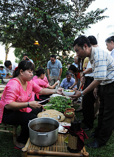 Thưởng thức ẩm thực xứ Quảng tại Làng Lụa.