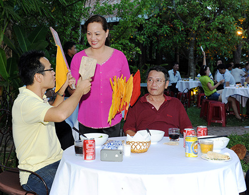 Các đại biểu tham gia chơi bài chòi xứ Quảng tại Làng Lụa Hội An.