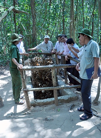 Thăm địa đạo Củ Chi (TP. Hồ Chí Minh).