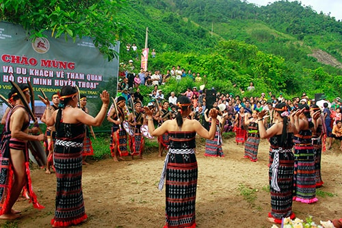 Lễ hội cồng chiêng mừng 1,3km đường mòn Hồ Chí Minh được phục dựng, khai trương đón khách. Ảnh: T.Công