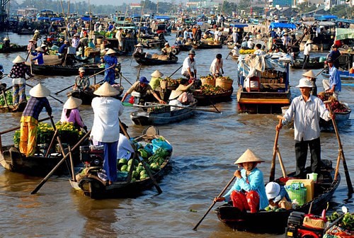 Cảnh họp chợ buôn bán trên sông nước Cái Răng.