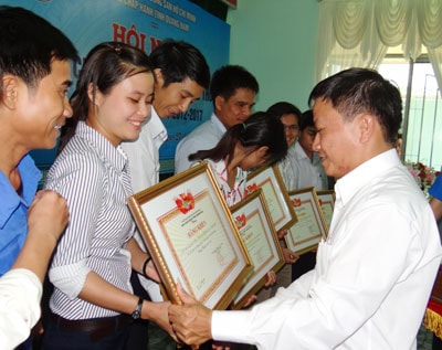 Khen thưởng các tập thể hoàn thành xuất sắc nhiệm vụ Tháng Thanh niên. Ảnh: Vĩnh Yên