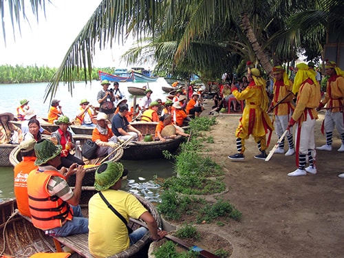 Cập bến nghe hát bả trạo.