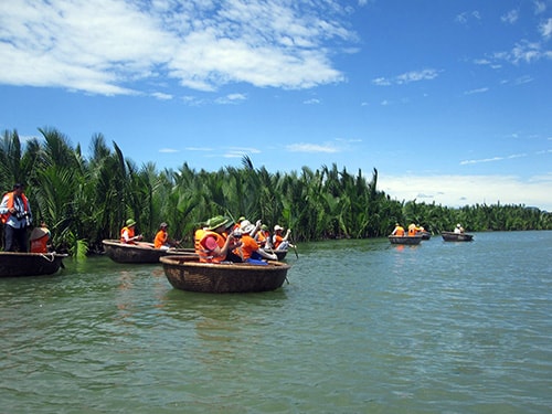 Thăm rừng dừa Bảy Mẫu bằng thúng chai.