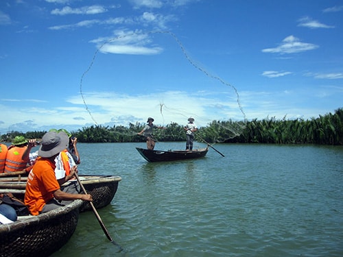 Du khách tham gia tung lưới trên sông.