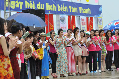Ảnh1:  Đệ nhất Hoa hậu quý bà thế giới Đoàn Thị Kim Hồng cùng các thí sinh của cuộc thi Hoa hậu các dân tộc Việt Nam năm 2013 góp mặt tại lễ khai mạc “Ngày hội du lịch biển Tam Thanh năm 2013” và tham gia các hoạt động giao lưu tại đây.