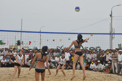 Giải Bóng đá và Bóng chuyền tại bãi biển Hạ Thanh. 