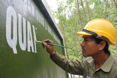 “Nghiệp” cầm cọ viết chữ tuyên truyền bảo vệ rừng gắn bó với ông Đông đã hơn 10 năm nay. Ảnh: LĂNG A CÚI