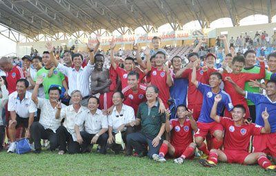 Lãnh đạo tỉnh, Sở VH-TT&DL chia vui với đội bóng QNK Quảng Nam.