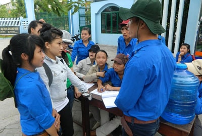 Nhiệt tình tư vấn cho thí sinh.Ảnh: H.BIN