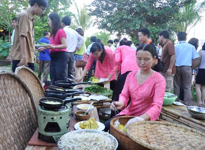 Bánh xèo - món ăn hấp dẫn và thú vị đối với du khách tại Festival Di sản Quảng Nam 2013.