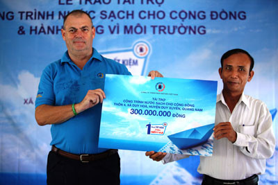 Ông Alex Lowther - Tổng giám đốc Công ty TNHH VBL Quảng Nam trao 300 triệu đồng xây dựng công trình cấp nước sạch tại xã Duy Hòa.