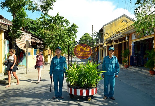 Lực lượng dân quân phường Minh An tham gia công tác đảm bảo an ninh trật tự cho chương trình “phố không tiếng động cơ”.