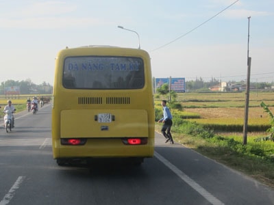 Tài xế dừng đón, trả khách ngay giữa đường để ngăn không cho xe buýt tuyến khác vượt lên. Ảnh: C.T