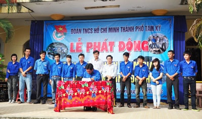 Chi đoàn trên địa bàn phường An Xuân ký cam kết thực hiện 11 tiêu chí của cuộc vận động. ảnh – VINH ANH