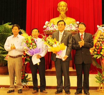 Bí thư Tỉnh ủy Nguyễn Đức Hải và Chủ tịch UBND tỉnh Lê Phước Thanh trao quyết định, tặng hoa chúc mừng lãnh đạo Ban Nội chính Tỉnh ủy vừa được bổ nhiệm.