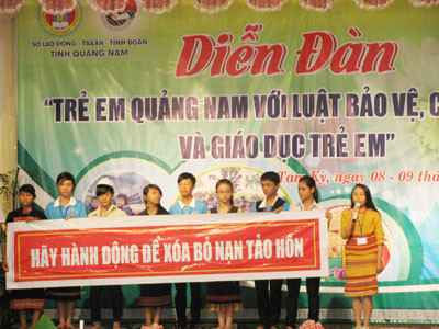 Tiểu phẩm do các bạn nhỏ huyện Phước Sơn tham gia diễn đàn.